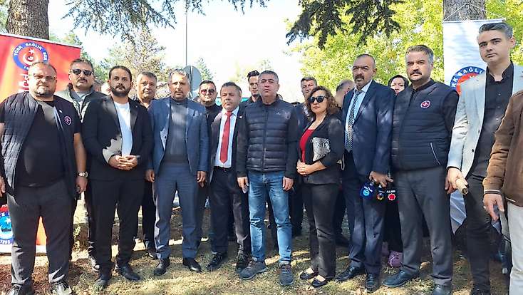 Erciyes Üniversitesi’nde sağlık işçileri bankaların promosyon teklifini protesto etti